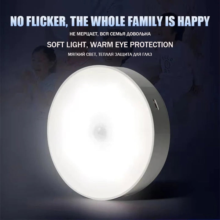 Draadloze LED wandlamp met bewegingssensor gemonteerd in een moderne hal