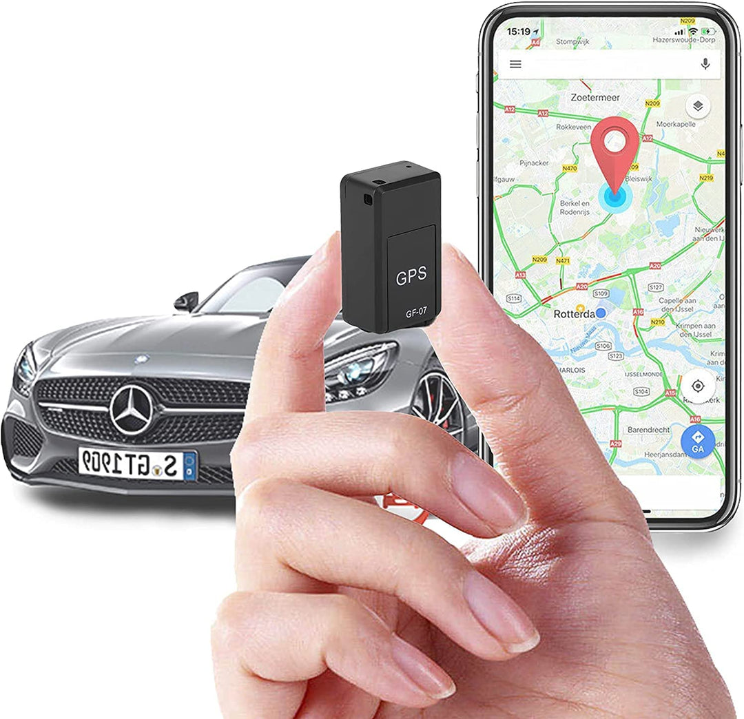 De AutoSafe Mini GPS tracker naast een munt, om de extreem kleine afmetingen te visualiseren