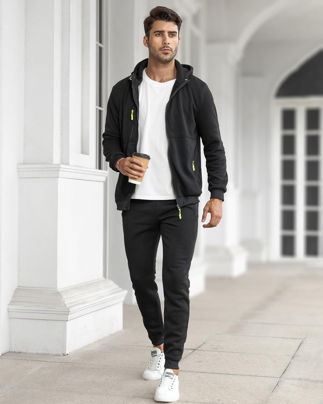 Tweeledig sportkleding set voor mannen, met comfortabele broek en jasje, voor fitness of relaxen.