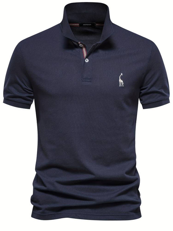 Herenpolo Wessel in donkerblauw met witte opdruk, op model voor een gestroomlijnde look.