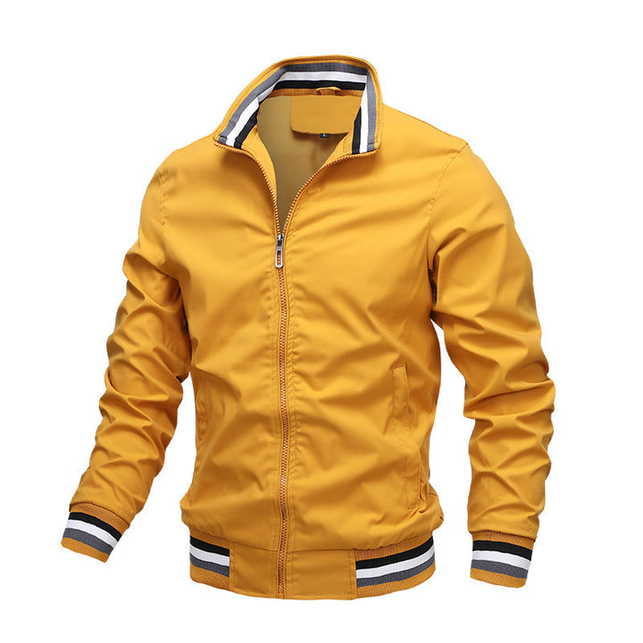 Gele heren lentejas, sportief en ademend, lichtgewicht zomerjack met een comfortabele pasvorm voor mannen.