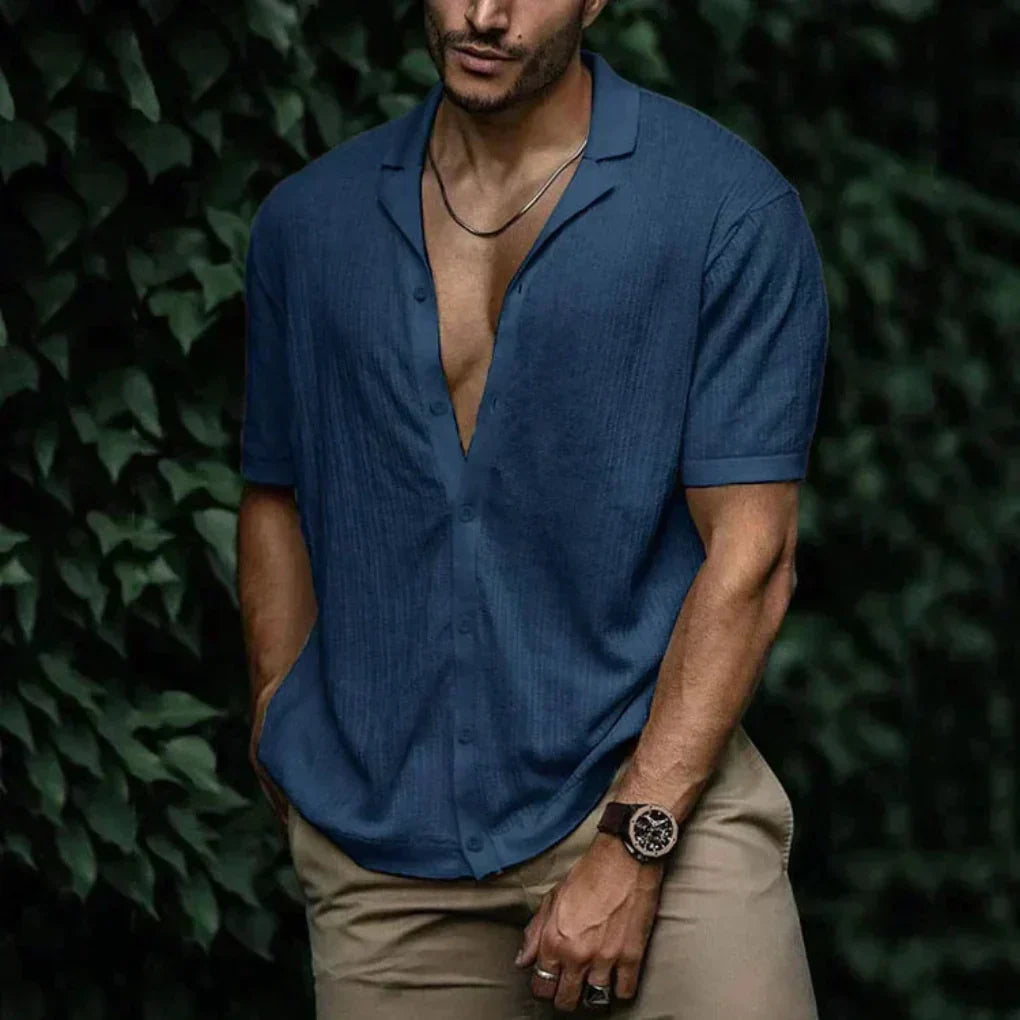 Heren zomeroverhemd gecombineerd met shorts, klaar voor strandmode en vakantie. Casual en lichtgewicht comfort.