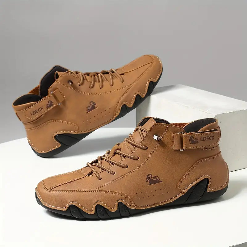 Hoymans heren schoenen op een nat oppervlak, waterdicht en gripvast.