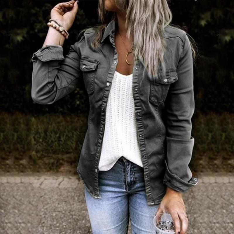 Achterkant van een trendy denim jasje voor dames