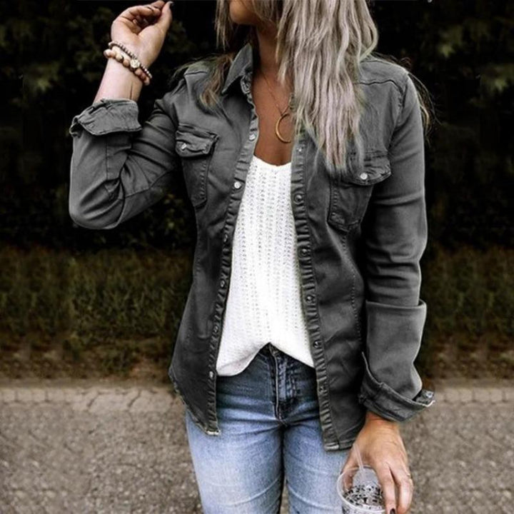 Achterkant van een trendy denim jasje voor dames