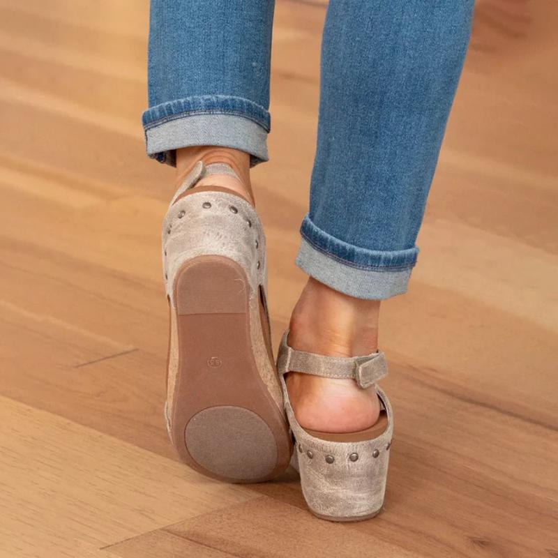 Dames wandelsandalen met ergonomische voetsteun, perfect voor comfortabel dagelijks gebruik en lange zomerwandelingen.