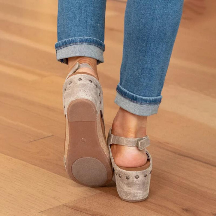 Dames wandelsandalen met ergonomische voetsteun, perfect voor comfortabel dagelijks gebruik en lange zomerwandelingen.