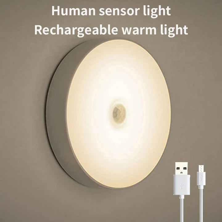 Zijaanzicht van de slanke draadloze verlichting gemonteerd tegen een muur