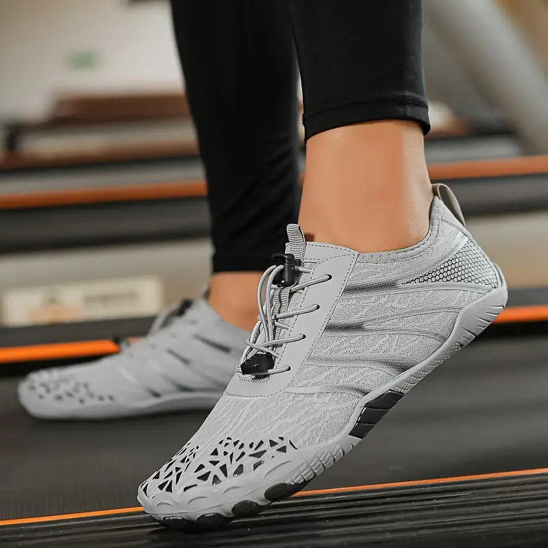 Man draagt donkergrijze waterschoenen tijdens het wandelen, optimale grip en sneldrogend.