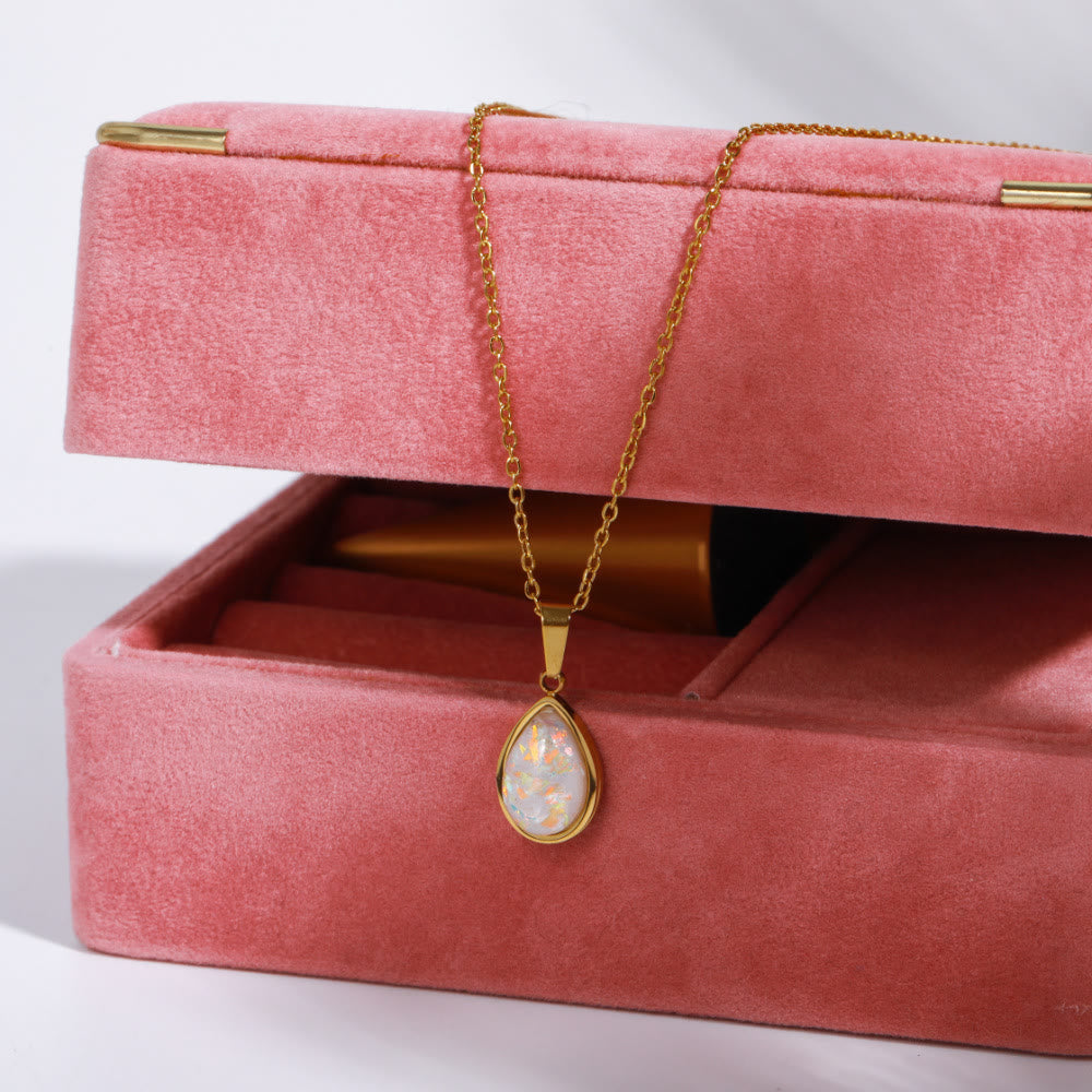 18K gouden ketting voor dames met een verfijnde natuurlijke opaal druppelhanger. Elegante halsketting.