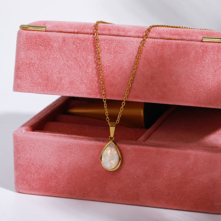 18K gouden ketting voor dames met een verfijnde natuurlijke opaal druppelhanger. Elegante halsketting.