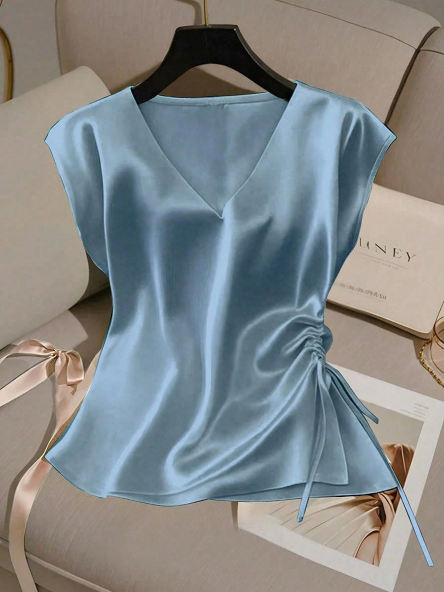 Blauwe mouwloze damestop met v-hals, verstelbaar en veelzijdig. Creëer moeiteloos een moderne lente- of zomerlook.