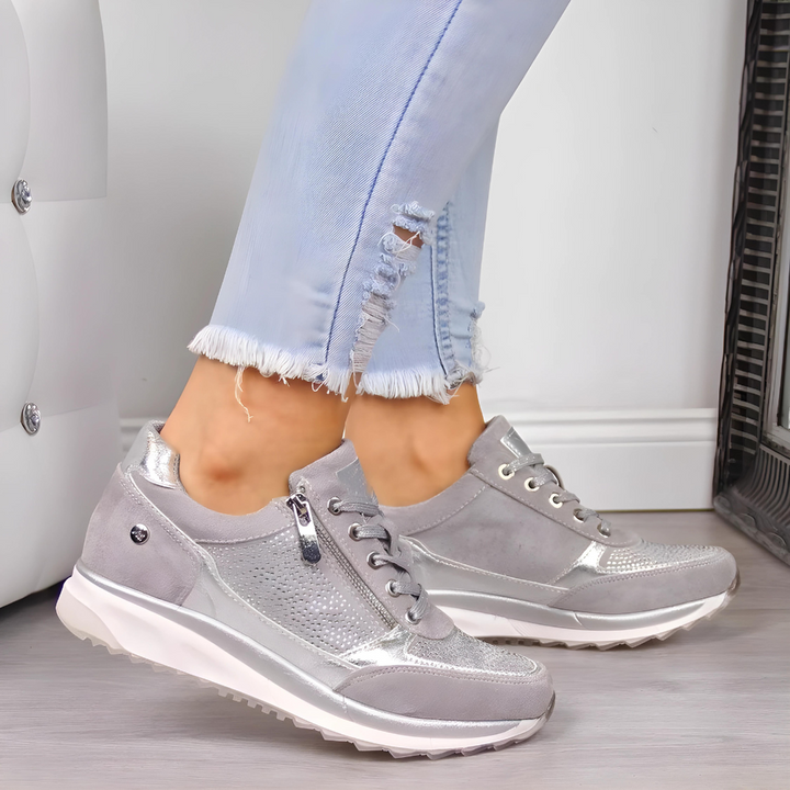 Dames orthopedische wandelschoenen in grijs, close-up van ademend materiaal en stevige zool voor comfort.