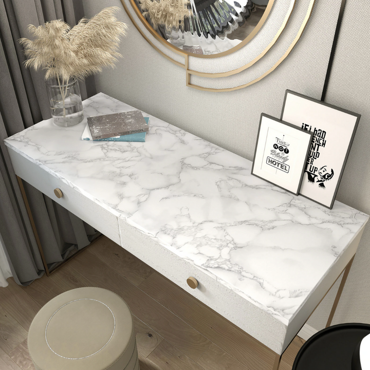 Marmerlook vinyl sticker rol voor meubels en keuken in close-up