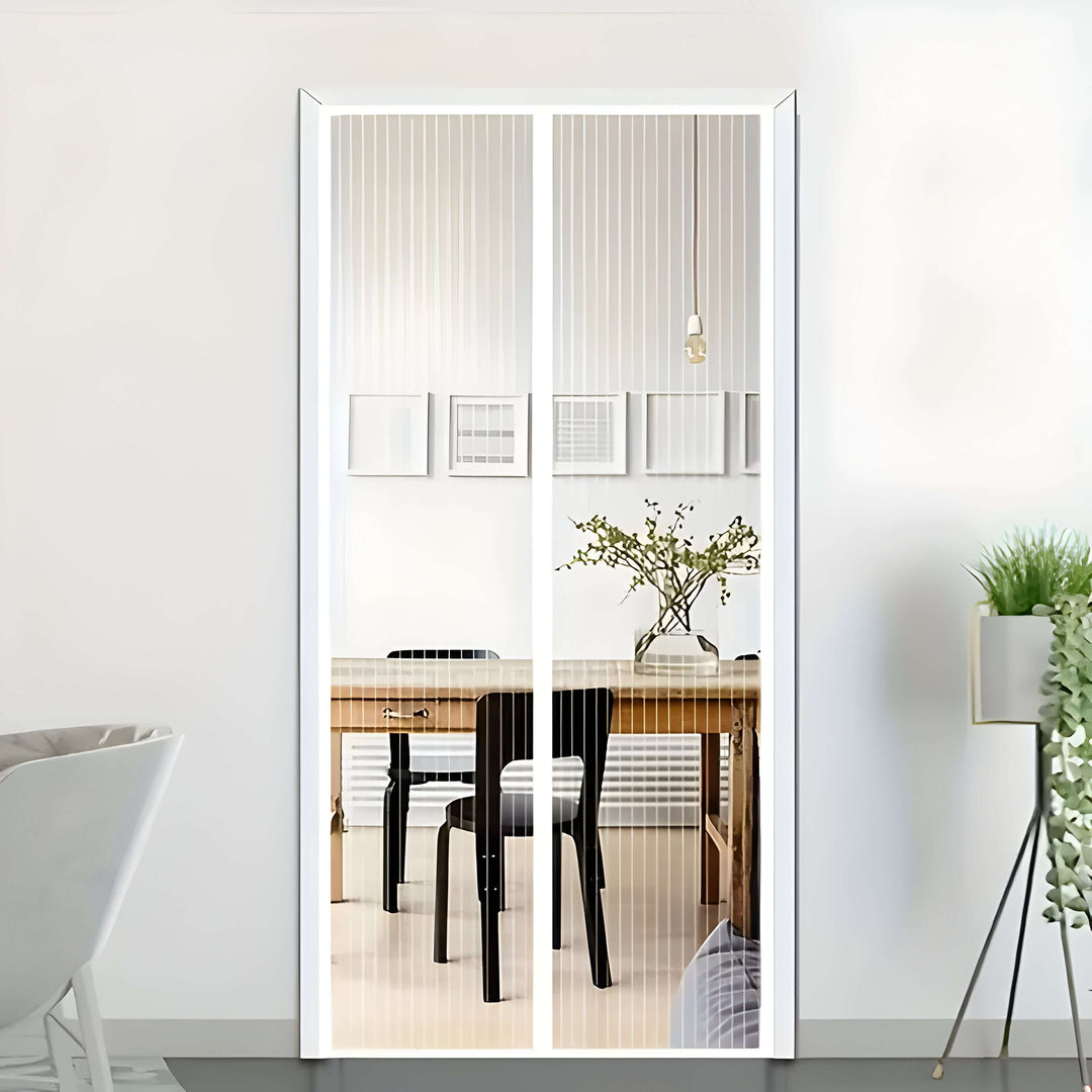 Huisdiervriendelijk magnetisch hor voor de deur. Zelfsluitende insectenwering voor een frisse, muggenvrije woning.