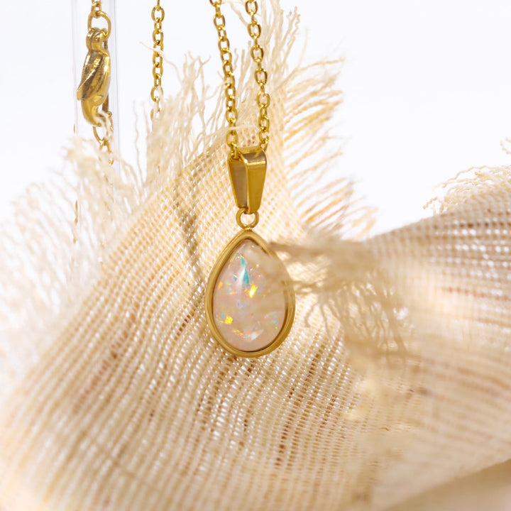 Schitterende gouden dames halsketting met natuurlijke opaal druppelhanger. Een luxe 18K sieraad.