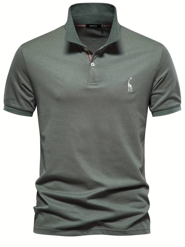 De Wessel polo in een casual setting, gecombineerd met jeans voor een relaxte stijl.