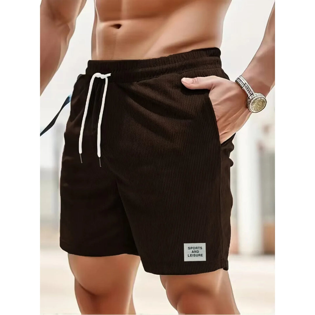 Modieuze heren korte broek van ribstof getoond in casual setting