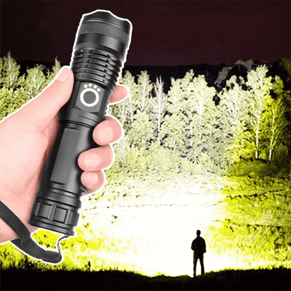 Krachtige XHP50.2 outdoor zaklamp verlicht pad tijdens nachtwandeling. Ideaal voor kamperen, jagen, vissen.