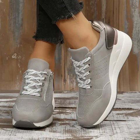 Detailopname van de ademende bovenkant en ruime teenbox van de comfortabele wandelschoenen.