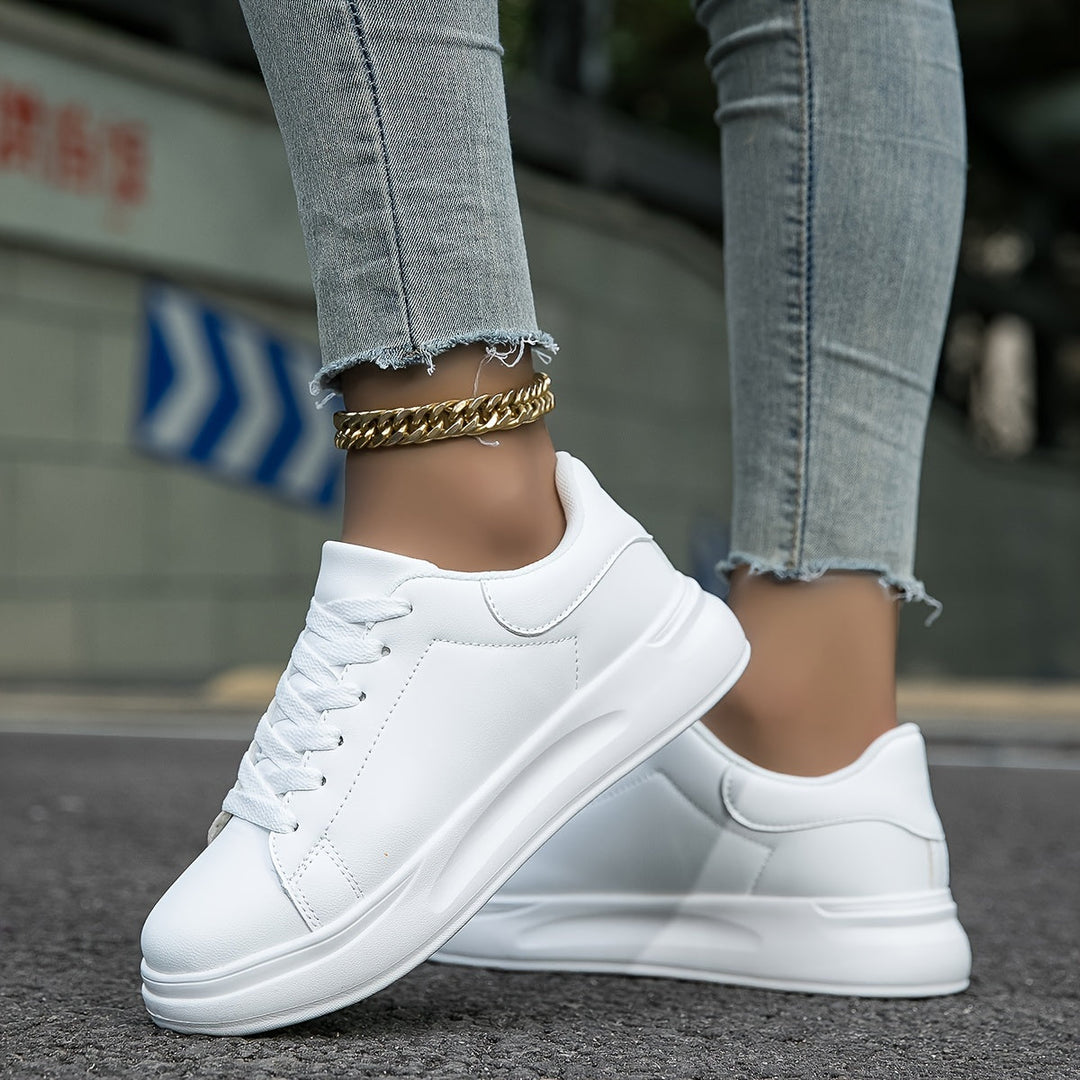 Sportieve wit-zwarte orthopedische dames sneakers met geavanceerde voetondersteuning en pijnverlichting voor actief comfort.