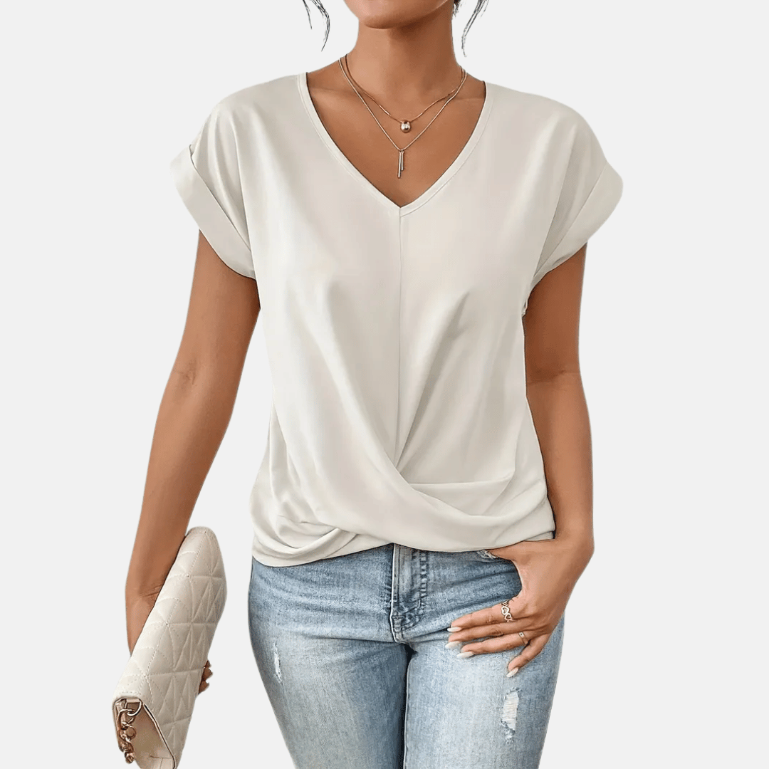 Detailopname van de zachte stof en elegante V-hals van de damesblouse