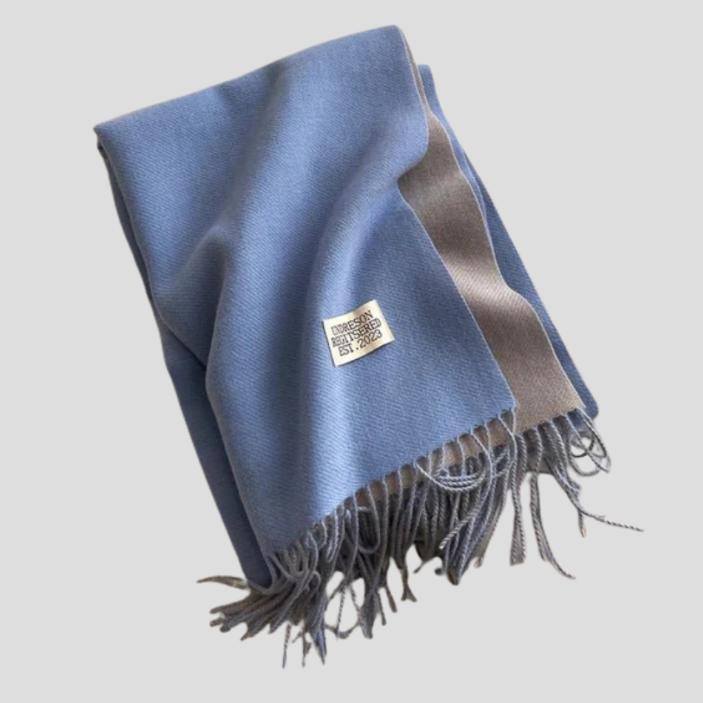 Stijlvolle klassieke damessjaal in trendy kleur, perfecte winteraccessoire