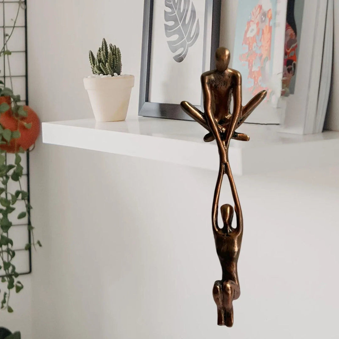 Harmonieus liefdesbeeldje in modern design, brengt stijl en verbinding in de woonkamer.