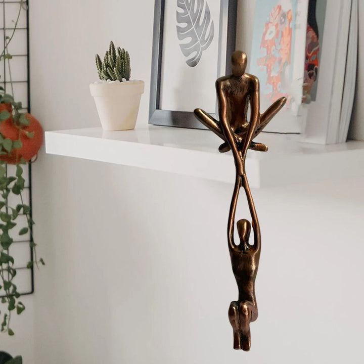 Harmonieus liefdesbeeldje in modern design, brengt stijl en verbinding in de woonkamer.