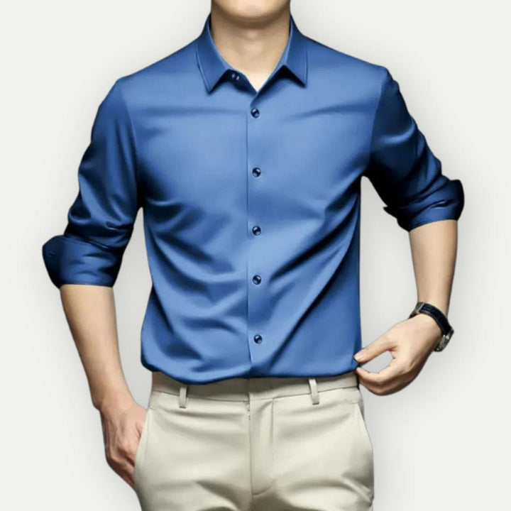 Casual herenoverhemd, slim fit en kreukvrij. Losjes gedragen voor ontspannen, maar stijlvolle herenmode.