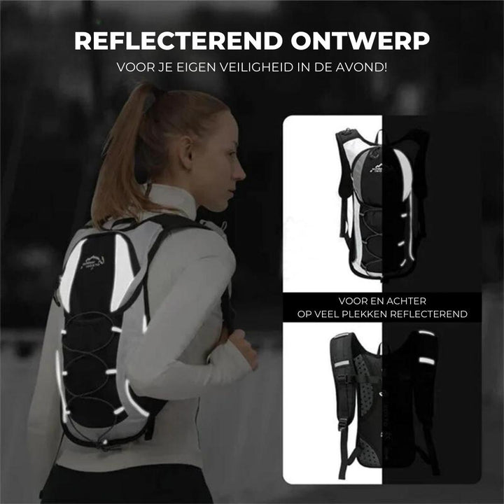 Vrouw draagt een reflecterende lichtgewicht outdoor rugzak in het donker
