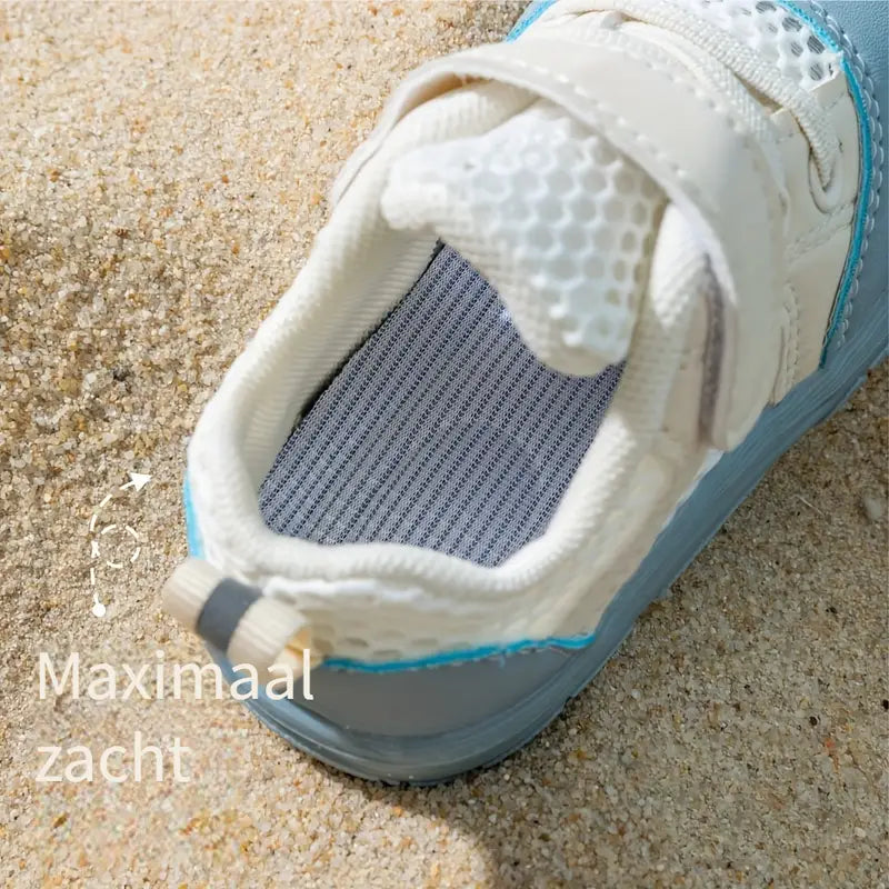 Beige barefoot babyschoentjes voor binnen en buiten, flexibel design voor natuurlijke voetontwikkeling.