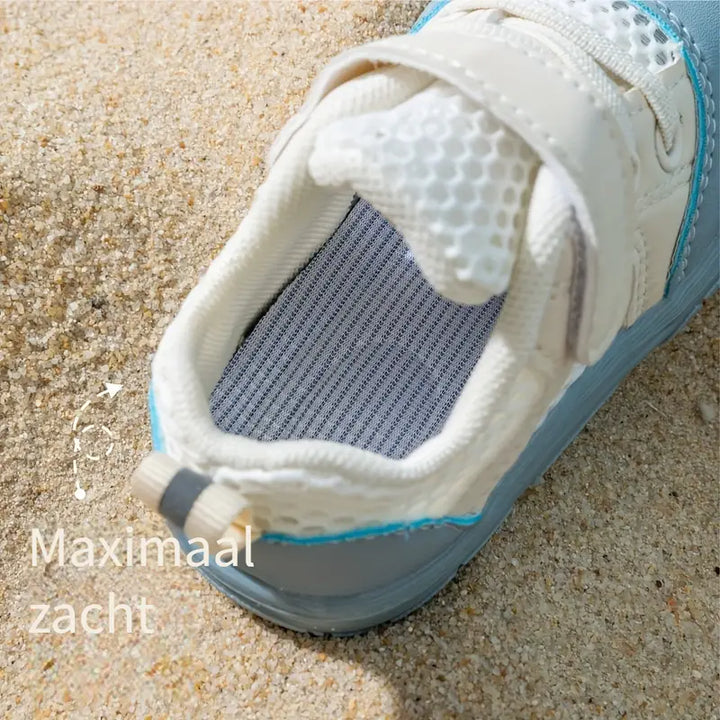 Beige barefoot babyschoentjes voor binnen en buiten, flexibel design voor natuurlijke voetontwikkeling.