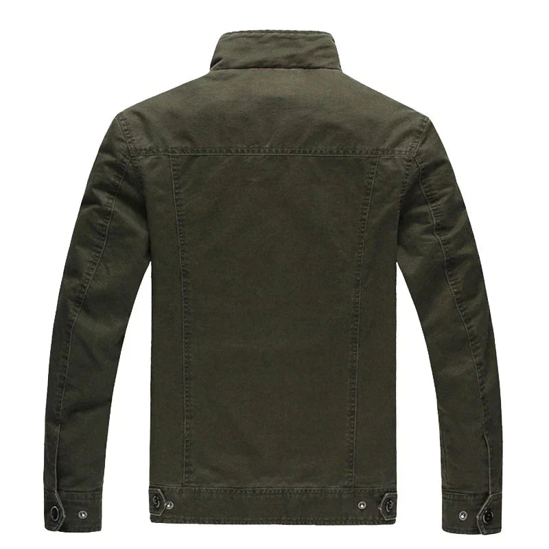 Militairgroene herenjas met meerdere zakken, perfect voor casual stijl en stevig outdoor gebruik in lente/herfst.