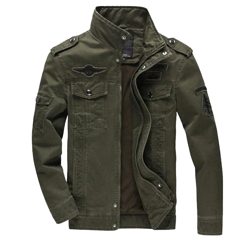Heren outdoorjas militairgroen, ideaal voor lente & herfst met handige zakken voor functioneel buitenleven.