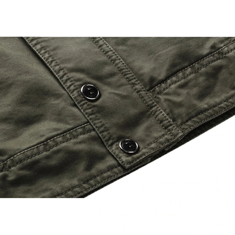 Herenjas voor buitensport: militairgroene outdoorjas met veel opbergruimte, perfect voor hiking in de lente en herfst.