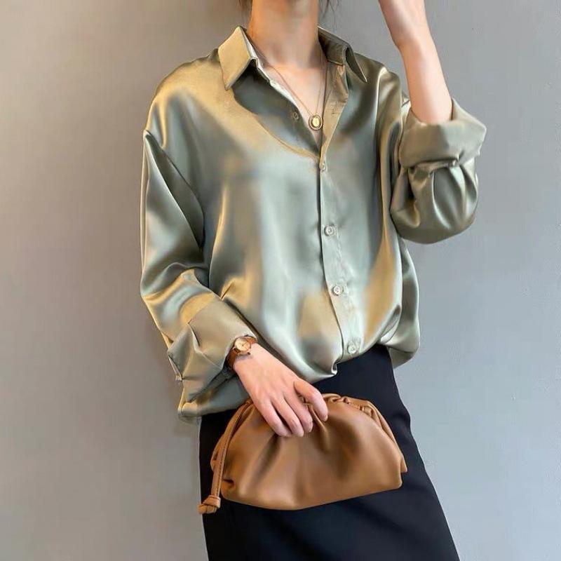 Groene klassieke dames blouse Myra, veelzijdig voor casual chic, zakelijk of een luxe avondlook.