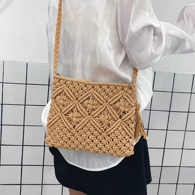 Damesaccessoire getoond in beige kleur