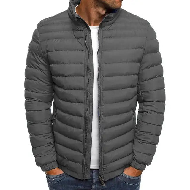 Lichte en comfortabele heren tussenjas met opstaande kraag. Ideale casual bovenkleding voor lente en zomer.