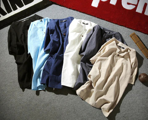 Collectie heren comfortabele T-shirts liggend op de grond