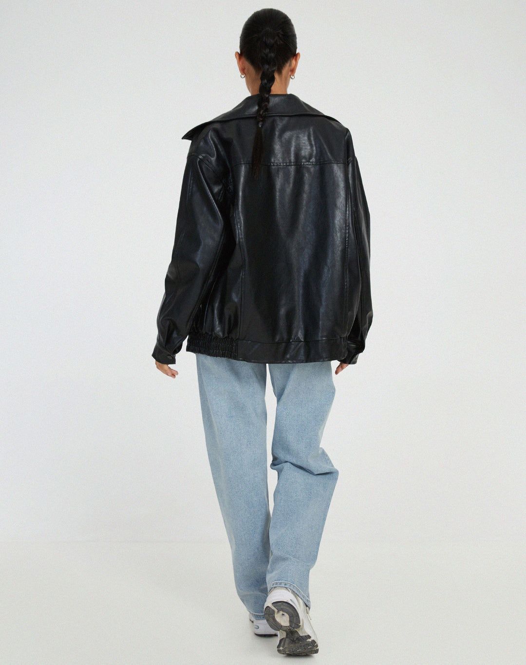 Trendy oversized damesjasje in leerlook (zwart), essentieel voor een modieuze en casual outfit.