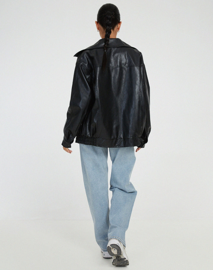 Trendy oversized damesjasje in leerlook (zwart), essentieel voor een modieuze en casual outfit.