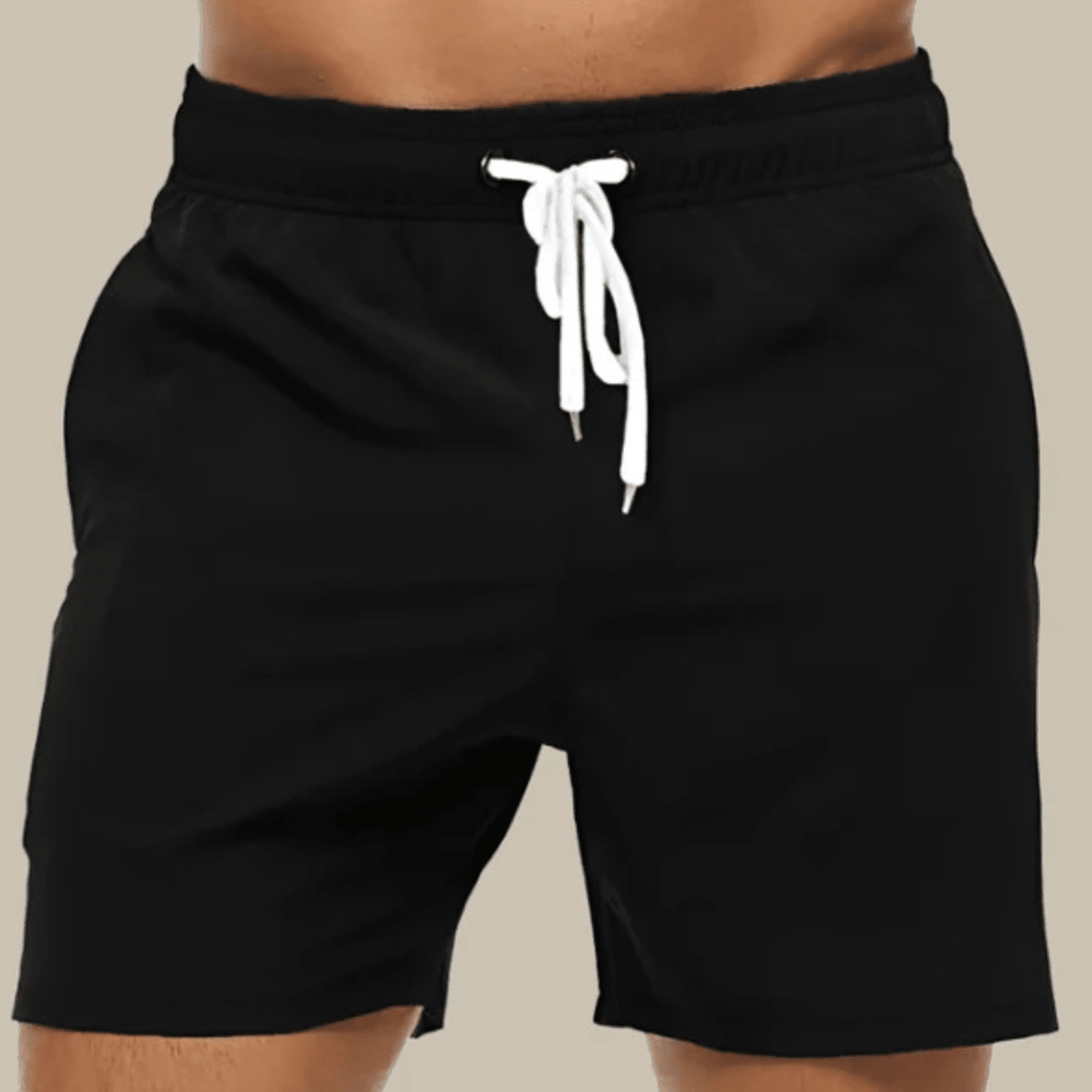 Close-up van de sneldrogende stof van blauwe heren zwemshorts, perfect voor waterpret en comfort.