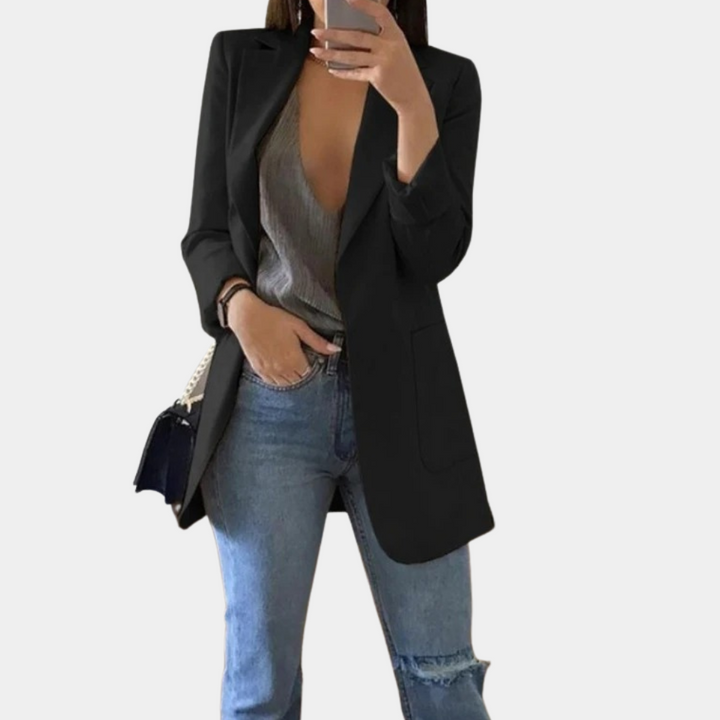 Dames draagt een zwarte stijlvolle blazer voor een elegante look