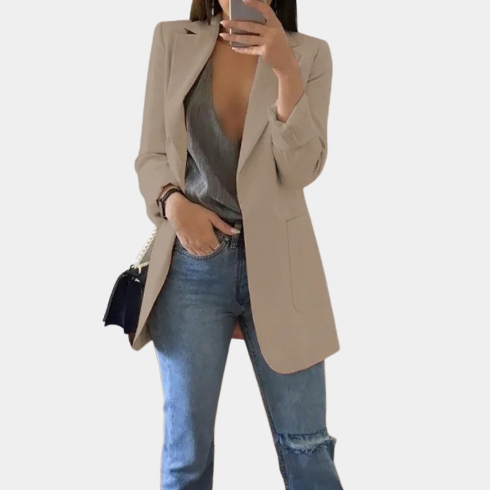 Dames draagt een khaki blazer gecombineerd met een casual outfit