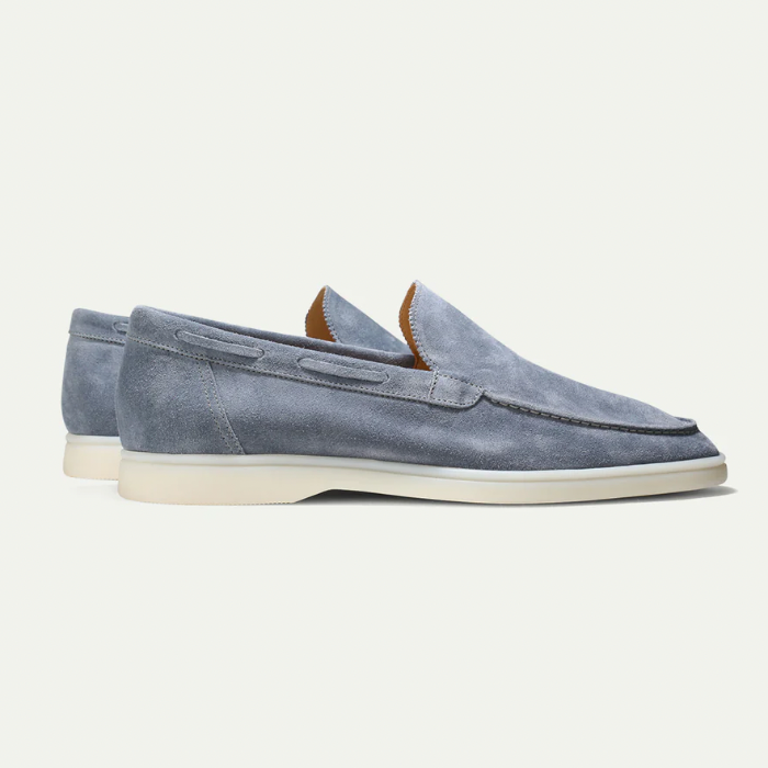 Modieuze herenschoenen in instapmodel, getoond vanuit een hoek