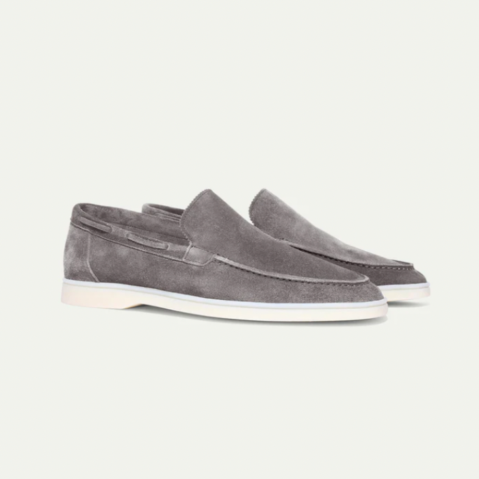 Detailopname van de zool en stiksels van blauwe luxe heren instappers