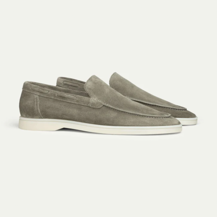 Luxe beige heren instappers getoond in combinatie met een casual outfit