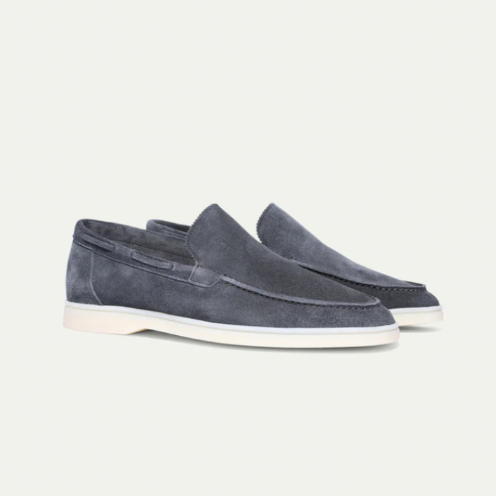 Zijaanzicht van comfortabele bruine herenschoenen met suède textuur