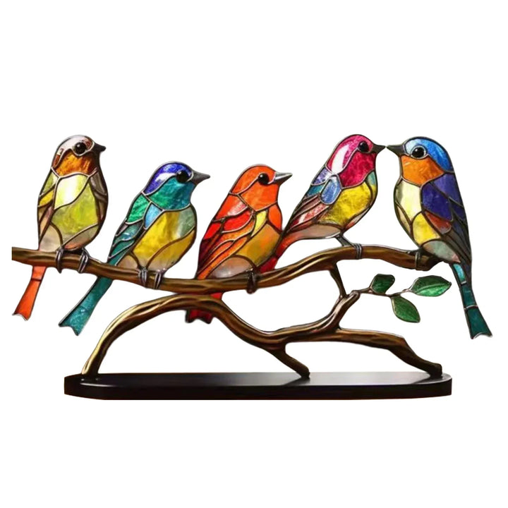 Het vogelbeeldje gepositioneerd op een houten plank met natuurlijke achtergrond.